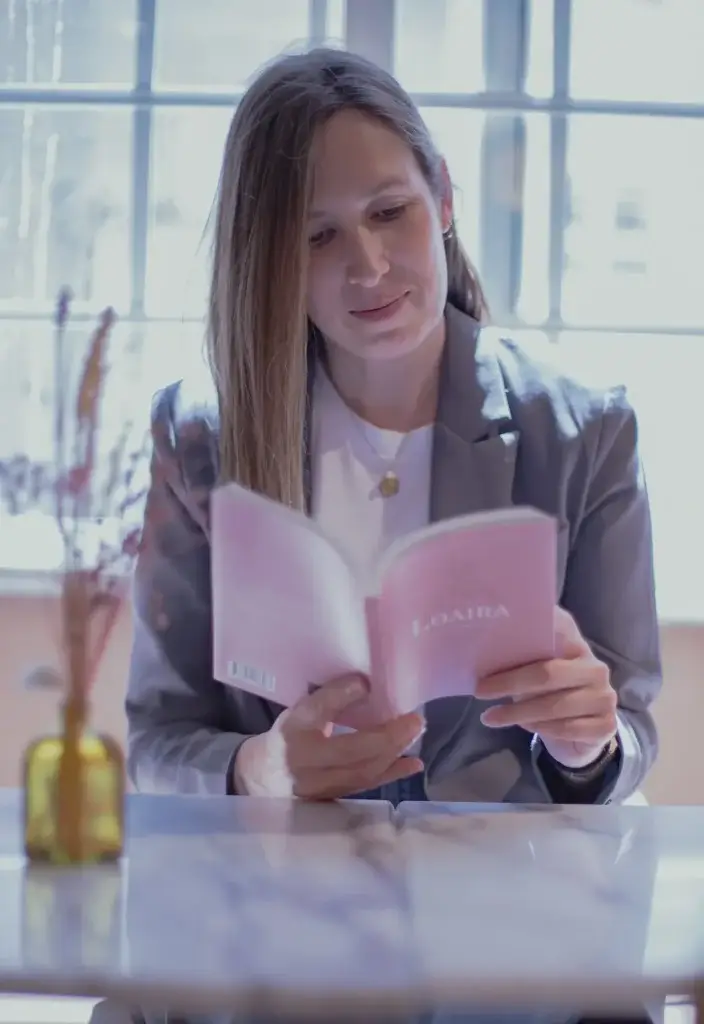 Sandra leyendo Loaira
