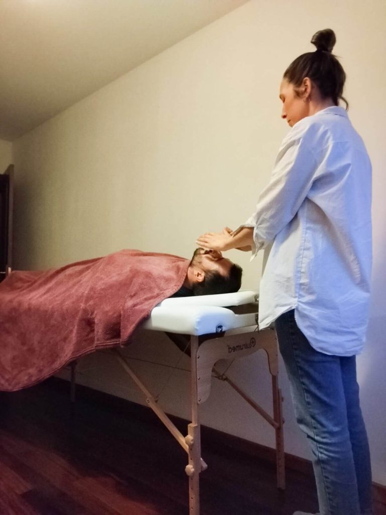 Sandra Acuña realizando una sesión de Reiki