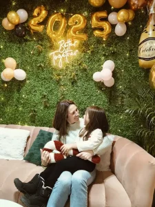 Portada dónde se ve a una mujer sentada en un sofa sonriendo a una niña de unos 5 años