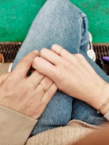 Una pareja agarrándose la mano