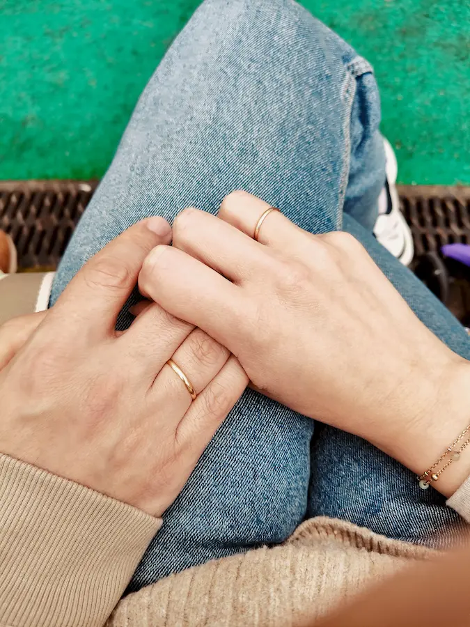 Una pareja agarrándose la mano