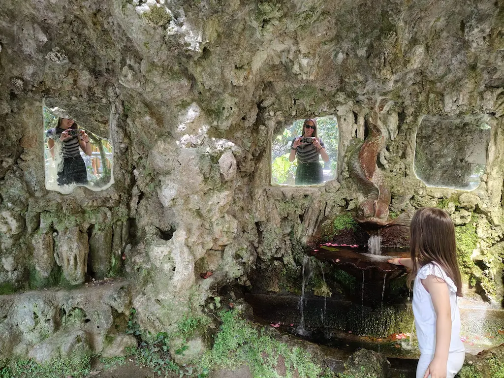 Sandra Acuña en una especie de formación rocosa dónde se encuentra reflejada en espejos