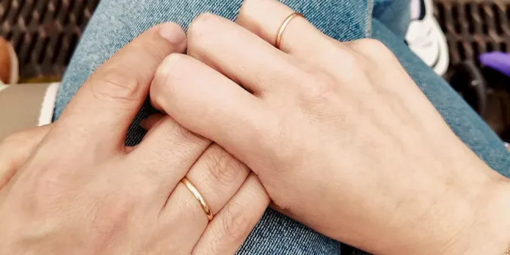 Una pareja agarrándose la mano