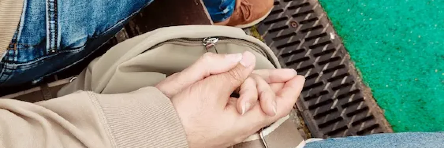 Una pareja dándose la mano representando el amor propio y la pareja