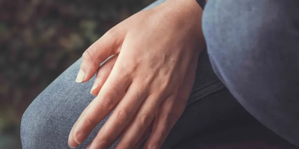 Imagen que ofrece paz y reposo. Manos juntas en un ambiente de naturaleza