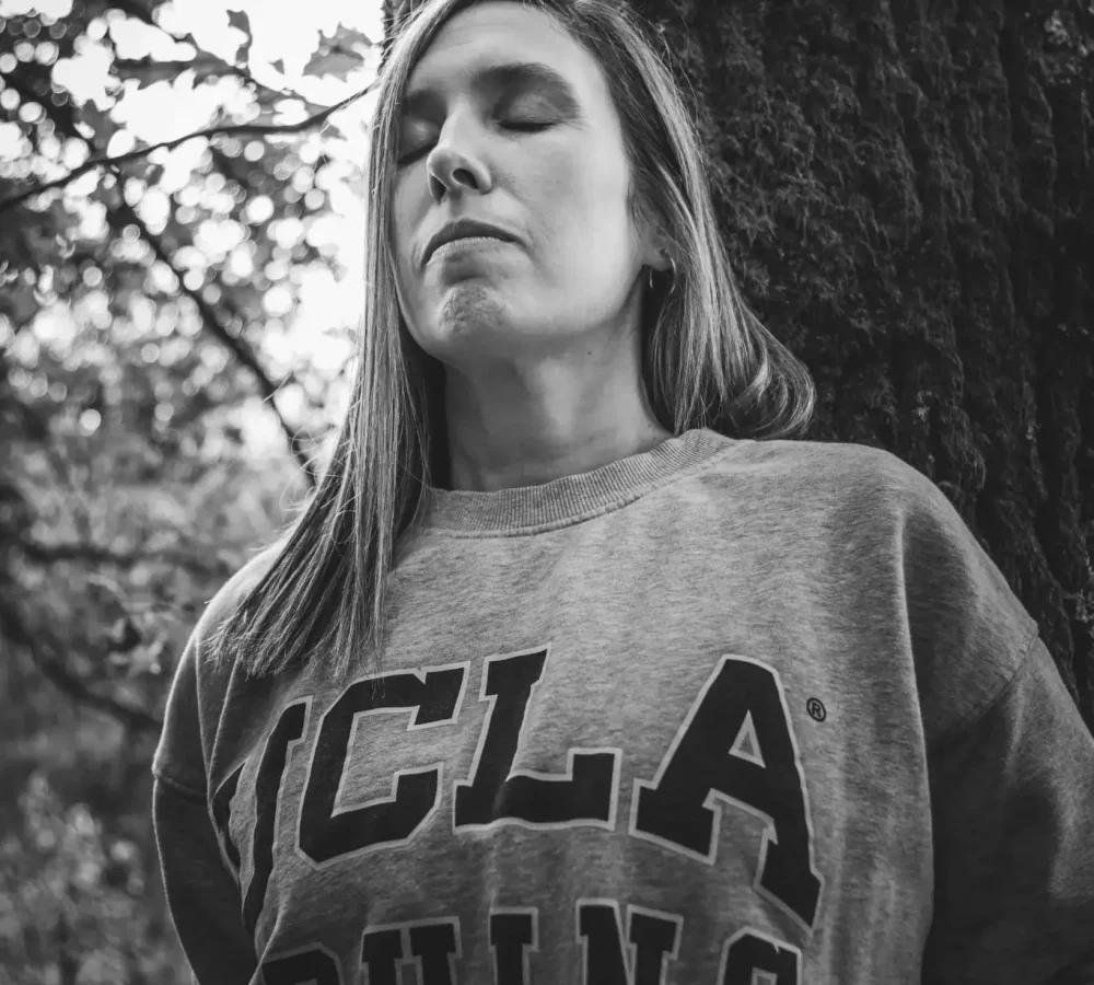 Sandra Acuña Coach en medio de la naturaleza relajada