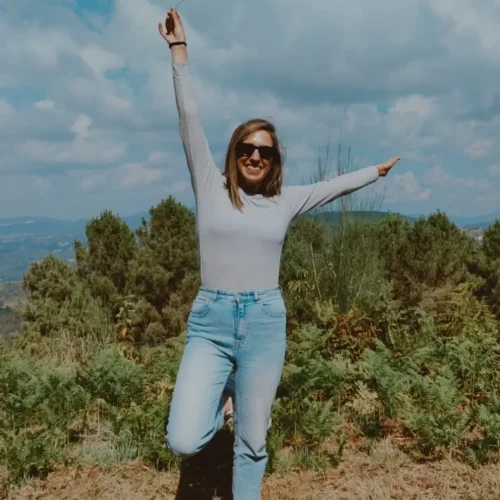 Sandra Acuña, coach profesional, sonriendo y reflejando bienestar emocional